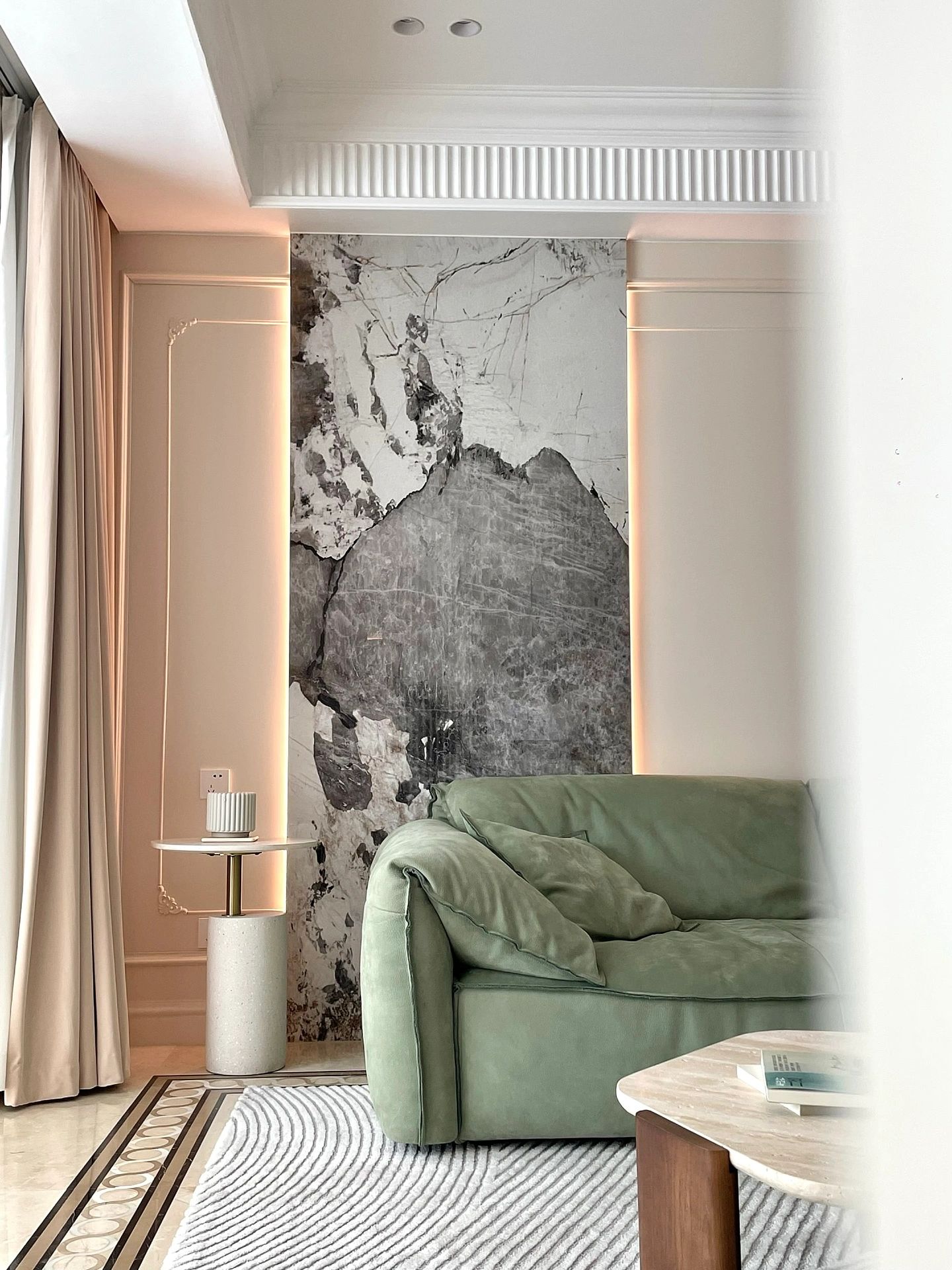 電梯廳墻面石材裝飾裝修大板干掛時(shí)垂直度校準(zhǔn)與調(diào)節(jié)螺栓緊固次序